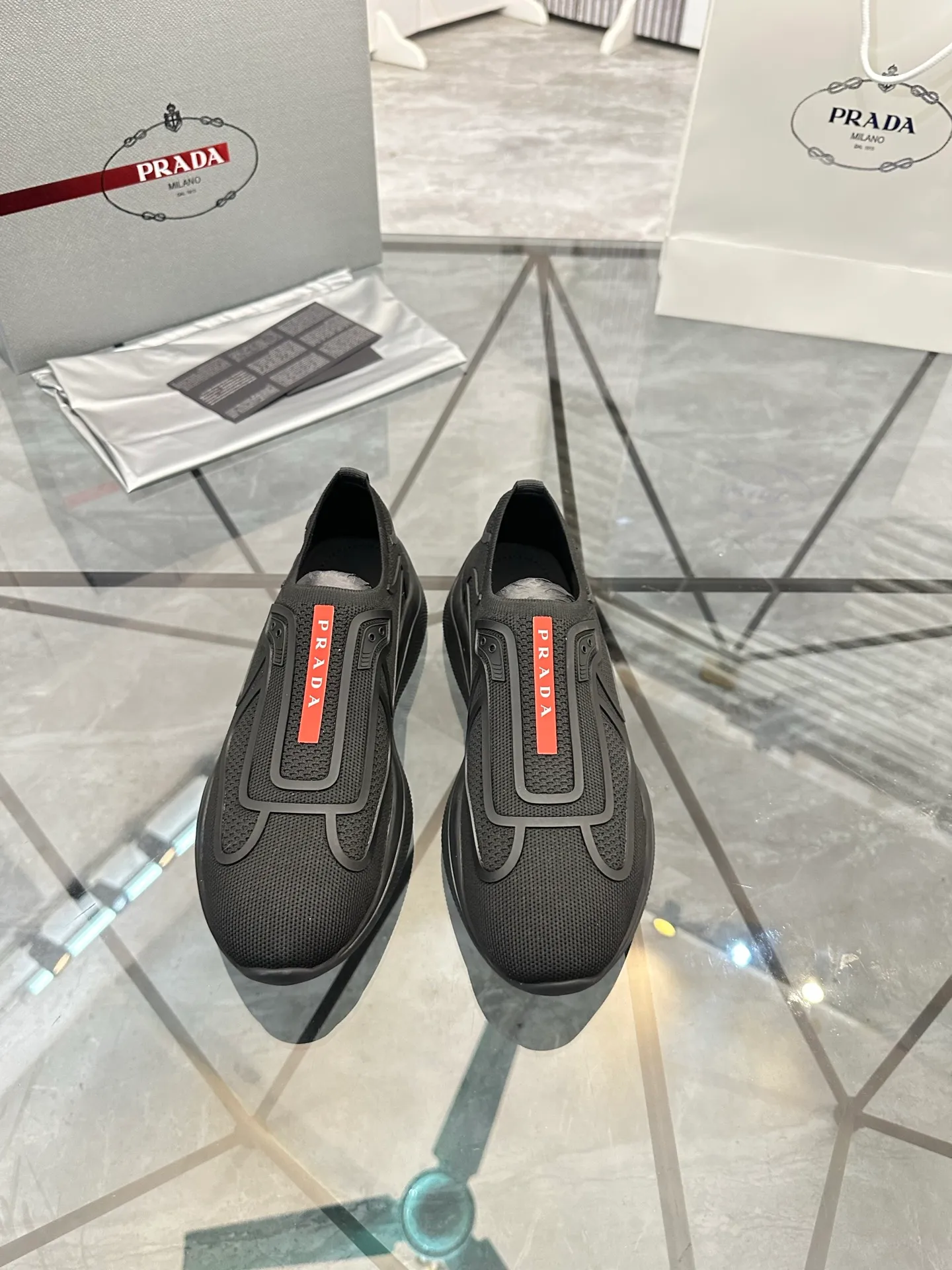 Men's shoes: 💰P460¥ High-end top quality Product trademark: Prada *"Prada*" low-top casual shoes Regular size: 38-45 (can be customized to 46) Product materials: imported original breathable fly knit upper, breathable lining, original outsole. No.: 001